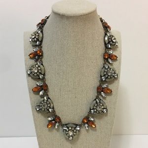 EYE-CATCHING STATEMENT NECKLACE